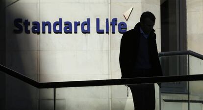 Un trabajador de Standard Life en la sede del grupo inversor