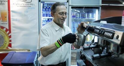 Carlos Sanmill&aacute;n, camarero de un bar madrile&ntilde;o que sirve caf&eacute; solidario. 