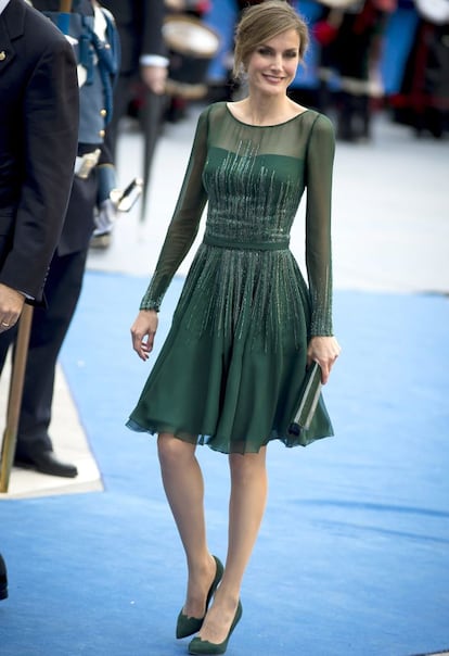 Para la entrega de los Premios Príncipe de Asturias de 2013, doña Letizia estrenó un vestido verde botella de manga larga realizado en seda de 'georgette', con pequeñas incrustaciones de esmeraldas y cristal de jade de de su diseñador de confianza Felipe Varela.