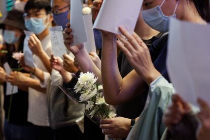 El uso de los folios blancos en las manifestaciones, que se han expandido a otras ciudades como Hong Kong durante estos días, es una referencia evidente a la dura censura del país, que suele actuar de inmediato para eliminar cualquier mensaje de desobediencia, y también una forma irónica de hacer notar la ausencia de libertad de expresión.