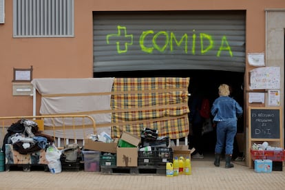 Un centro de distribución de ayuda en la localidad valenciana de Paiporta, en diciembre de 2024.