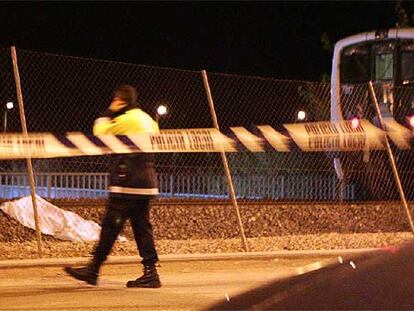 El cadáver del menor arrollado por un Talgo la noche del sábado en Torrevieja, tapado junto a la vía.