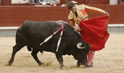 El diestro Rub&eacute;n Pinar, en el primero de su lote.