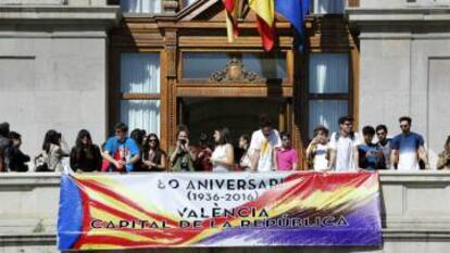 Imagen de archivo de una pancarta de la II Rep&uacute;blica en el Ayuntamiento de Valencia. 