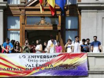 Imagen de archivo de una pancarta de la II Rep&uacute;blica en el Ayuntamiento de Valencia. 