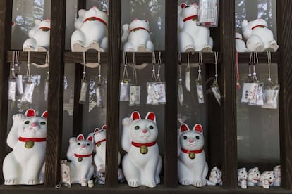 Figuritas de "maneki neko" en una vitrina en el templo Gotokuji.