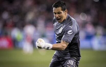 Cota celebra el pase de las Chivas. 