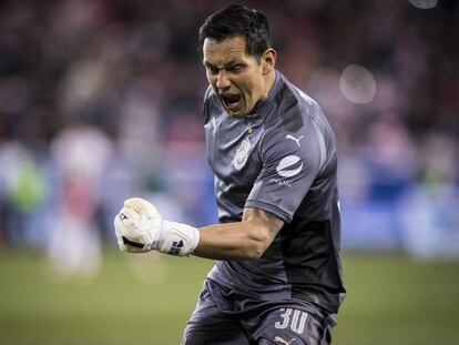 Cota celebra el pase de las Chivas. 