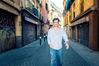 Juan Perales, actor, fotografiado en el centro de Madrid