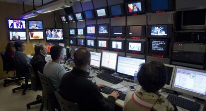 Sala de realizaci&oacute;n de Canal Sur televisi&oacute;n, durante la emisi&oacute;n de un informativo.