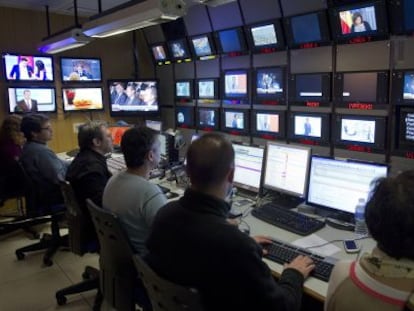 Sala de realizaci&oacute;n de Canal Sur televisi&oacute;n, durante la emisi&oacute;n de un informativo.