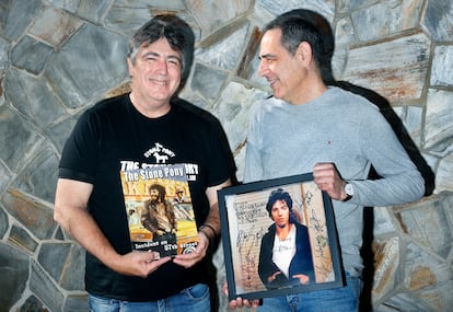 Joan Colet, con un ejemplar de su revista del club de fans Stone Pony, y su amigo Xavier Buxadé, con un disco firmado por la banda al completo.