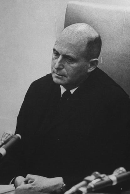 Moshe Landau en 1961, durante el juicio de Adolf Eichmann.