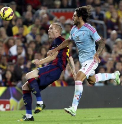 Mathieu protege el bal&oacute;n ante Larrivey.