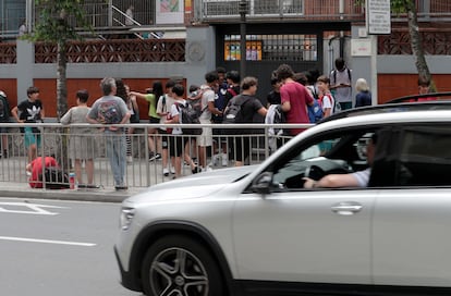 Un coche tipo SUV pasa este miércoles junto a un centro educativo en el barrio de Indautxu, en Bilbao.