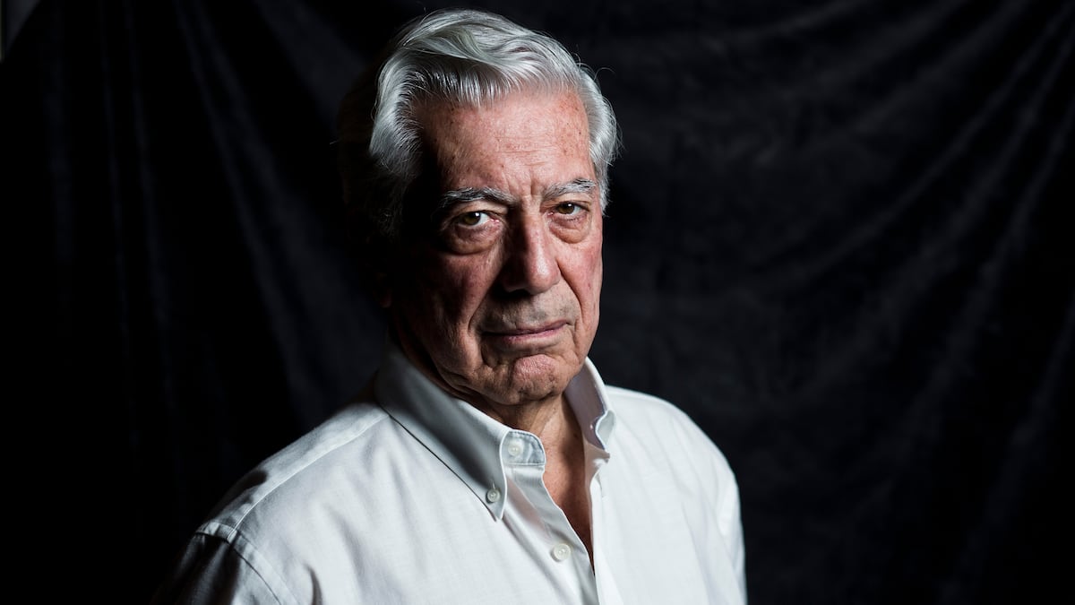 Un libro muestra el universo de Mario Vargas Llosa en 100 palabras clave y una letra especial
