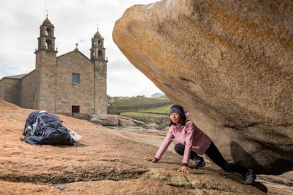 La historia cultural de Muxía está íntimamente ligada con el Santuario da Virxe da Barca y a las imponentes piedras de su entorno.