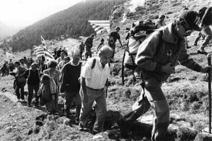Pujol, en su faceta de excursionista y acompañado de simpatizantes y amigos, durante la ascensión pirenaica a las Fonts del Segre, en la Alta Cerdanya, en 1989.