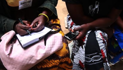Campesinos tanzanos participan en un programa de radio.