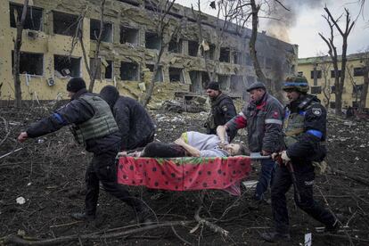 Empleados y voluntarios de emergencias ucranios llevan a una mujer embarazada herida. La situación de la ciudad de Mariupol es “apocalíptica”, denuncia Cruz Roja. 