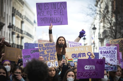 Varias jóvenes sujetan este martes pancartas durante la concentración feminista de la Puerta del Sol de Madrid.