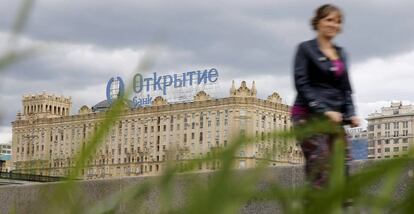 Anuncio del banco Otkritie en un tejado de Moscú (Rusia).