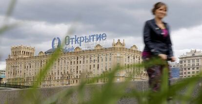 Anuncio del banco Otkritie en un tejado de Mosc&uacute; (Rusia).