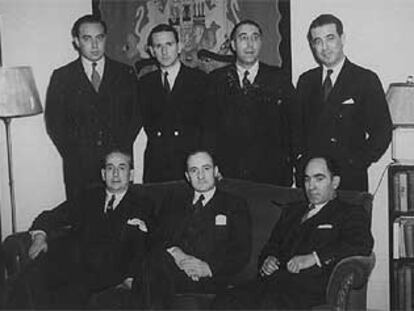 De izquierda a derecha: Irala, Monzón, Aznar y Sota; sentados, Aldasoro, Aguirre y Nárdiz, miembros del Gobierno vasco en el exilio, en la delegación de Nueva York.