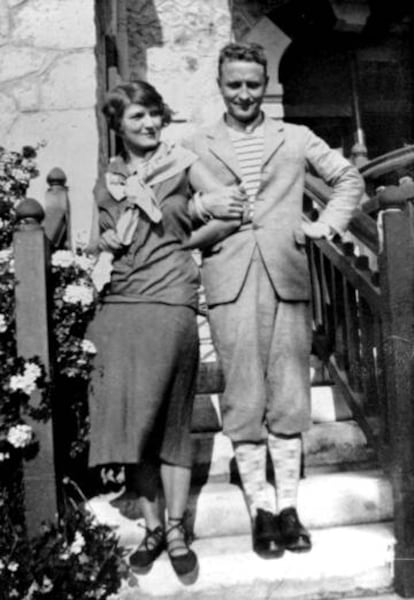 Francis Scott Fitzgerald, con su esposa, Zelda, en la Costa Azul en 1926.