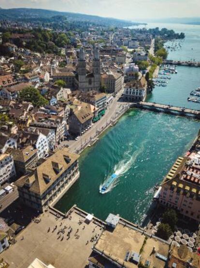 Zúrich y el río Limago a su paso por la ciudad.