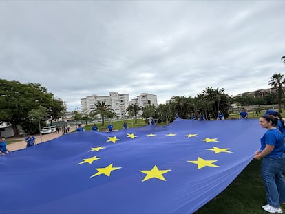 Estudiantes de secundaria de Vélez-Málaga desplegaban el viernes una bandera de la UE en un acto de celebración de la Semana de Europa organizado por la Diputación de Málaga, que difundió la imagen.