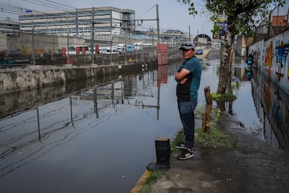 Tras las fuertes lluvias registradas este lunes, los niveles de encharcamiento superaron el metro de altura en algunos puntos de la ciudad, lo que generó caos vial y que algunos autos quedaran varados entre las aguas negras.