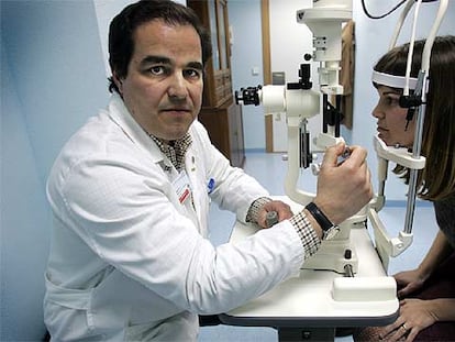 Rafael Martínez-Costa, en una consulta de oftalmología del hospital La Fe de Valencia.