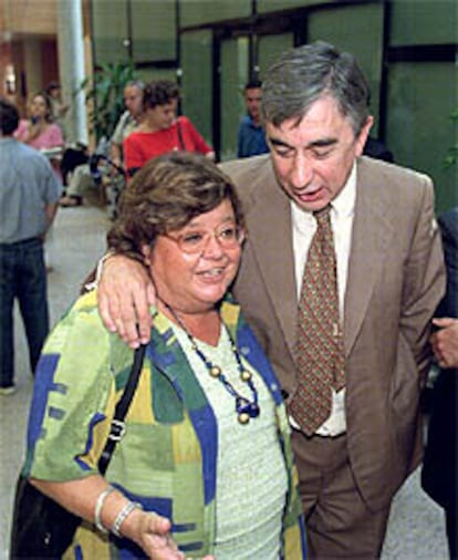 Cristina Almeida y Pedro Sabando, en los pasillos de la Asamblea de Madrid tras la conferencia de prensa.