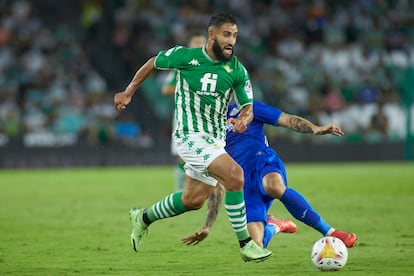 Fekir conduce el balón ante la oposición de un rival del Getafe.