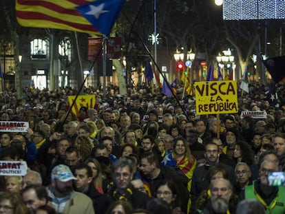 Manifestants baixant pel Passeig de Gràcia.