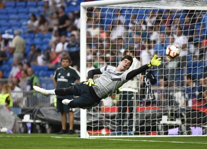 Thibaut Courtois en plena estirada durante el calentamiento, antes del partido.