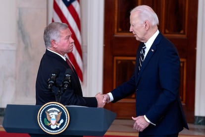 Joe Biden da la mano al rey Abdalá II de Jordania tras su reunión este lunes en la Casa Blanca.