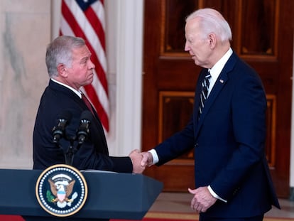 Joe Biden da la mano al rey Abdalá II de Jordania tras su reunión este lunes en la Casa Blanca.