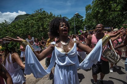 Pessoas vestidas ao estilo da Grécia antiga, no Rio de Janeiro.