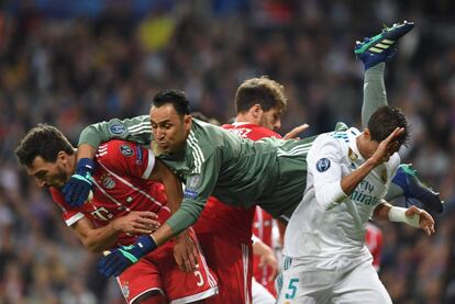 El defensa alemán, Mats Hummels, choca contra el portero costarricense del Real Madrid, Keylor Navas.