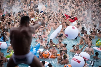 Asistentes mirando la actuación de un bailarín desde la piscina.