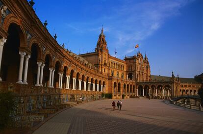 La monumental plaza de España de Sevilla (en la foto), que también hemos visto en otras películas como 'Lawrence de Arabia' (1962) o 'El Dictador' (2012), se transformó en Theed, la capital de Naboo, el planeta gobernado por la reina Amidala. Anakin y la propia Amidala conversan sobre su relación a lo largo de la plaza, de la que han desaparecido sus clásicos azulejos dedicados a los territorios de España. La plaza de España, uno de los principales baluartes arquitectónicos de Sevilla junto a la catedral y la torre del Oro, es bien de interés cultural. Fue proyectada por Aníbal González dentro del conjunto del parque de María Luisa para la exposición Iberoamericana de 1929.