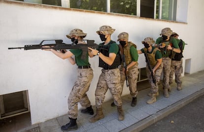 La instrucción incluye formación, orden cerrado, defensa personal, supervivencia o combate urbano.