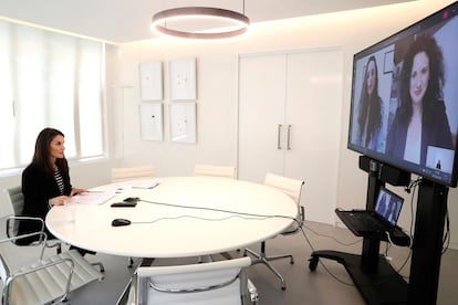 La reina Letizia , en una videoconferencia con la junta directiva del Club de Fútbol Femenino Olympia de Las Rozas.