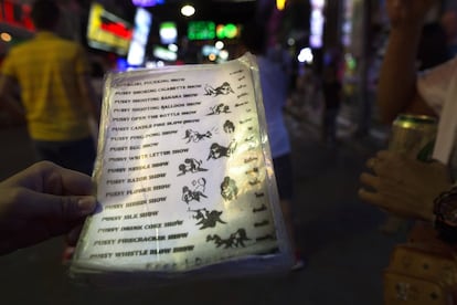 Se cree que al menos el 10% de los dólares de todos los turistas son gastados en el comercio sexual. En la imagen, un menú de uno de los bares donde ofrecen shows sexuales de la calle Walking Street, en Pattaya (Tailandia).