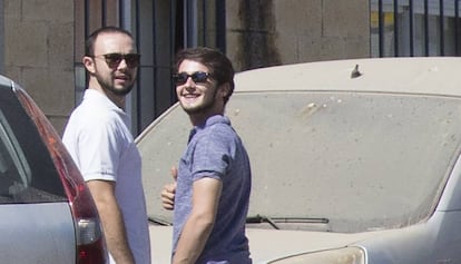 Sandro Marín Rodríguez (izquierda) y un familiar a la entrada de la fábrica de Magrudis.