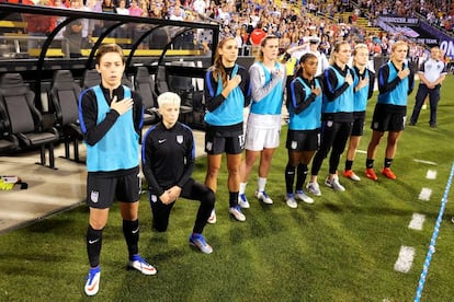 Megan Rapinoe, arrodillada en señal de protesta antes del comienzo de un partido en Ohio, en 2016.