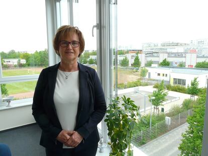 La alcaldesa de Schwedt, Annekathrin Hoppe, en su despacho el pasado viernes.