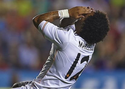 Marcelo se lamenta tras errar un remate a portería